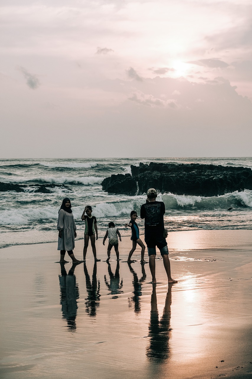 family, beach, bali-4595716.jpg